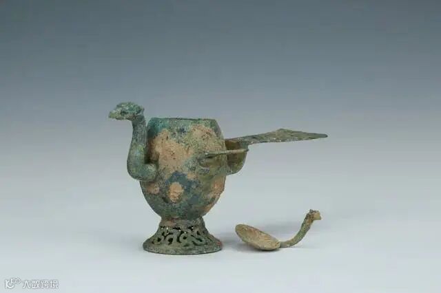 战国青铜鸟形杯：1978年出土于滕州薛国故城一座大型古墓中..._文化