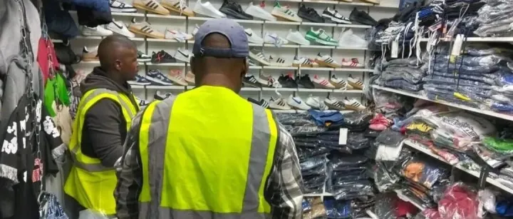 南非警方查獲1.6億蘭特假貨：假蘋果手表、球衣曝光