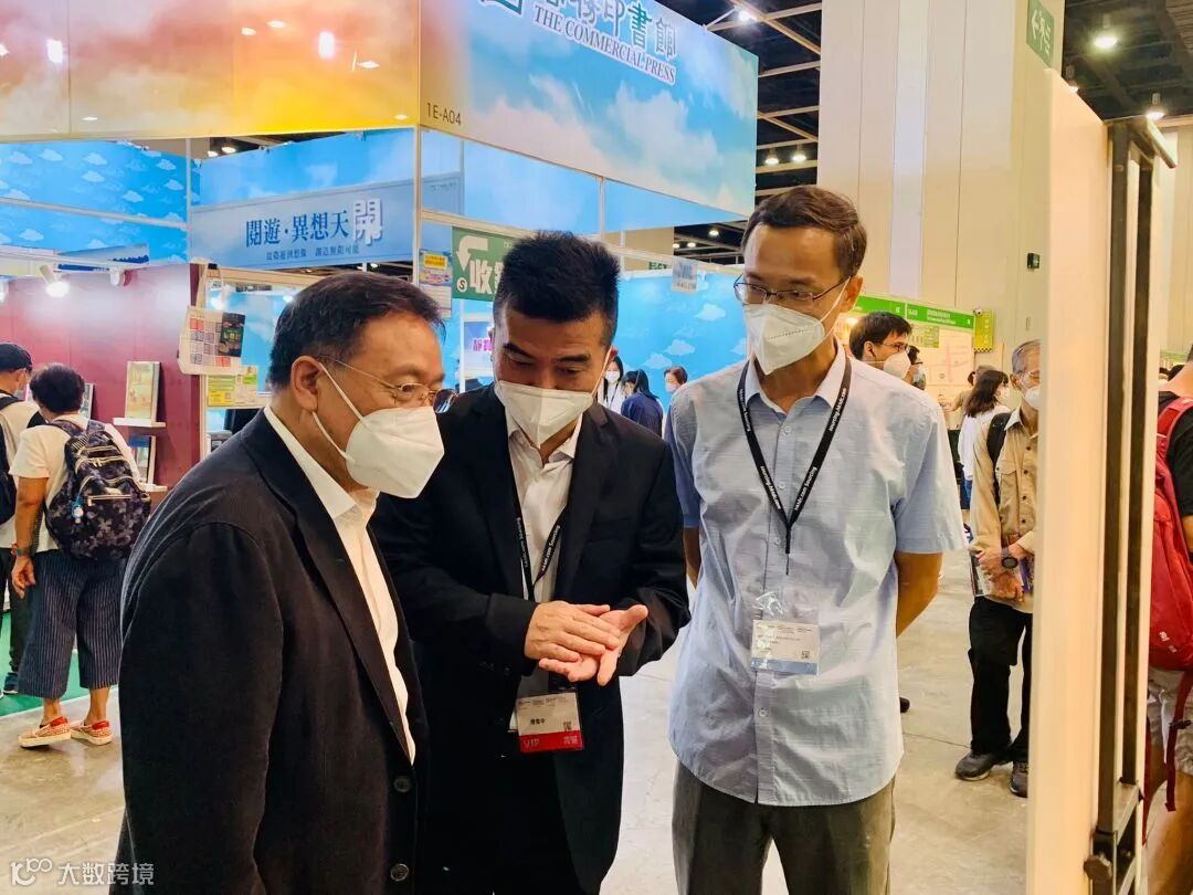紫荊文化集團董事胡賢政參觀集團展位1.jpeg
