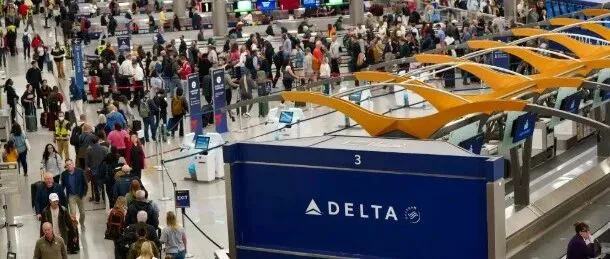 機(jī)場(chǎng)排隊(duì)5小時(shí)？美國(guó)出現(xiàn)“代排安檢”生意 最高收費(fèi)$1200美元