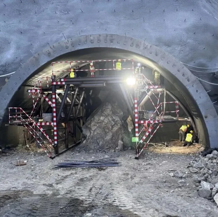 <em>S35</em>景泰至礼县高速公路天水段项目温泉隧道顺利进洞