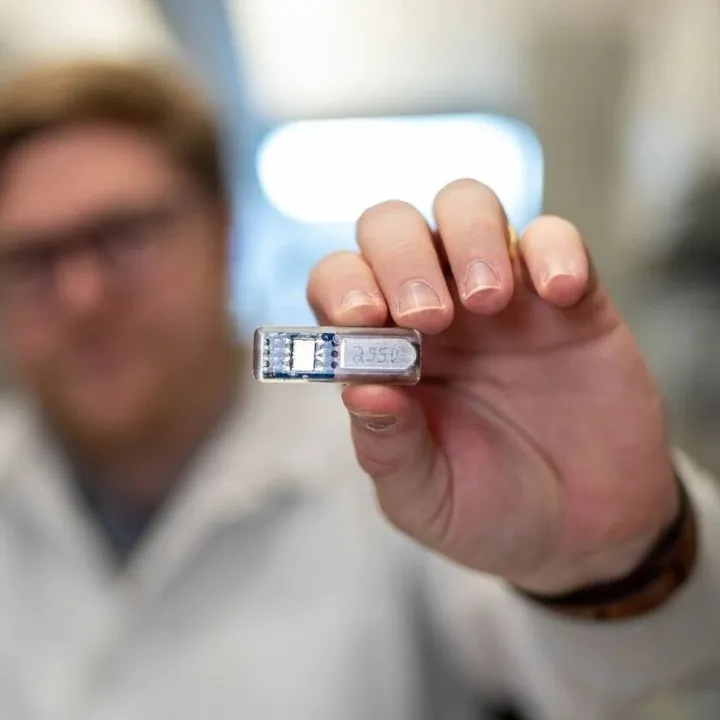 比口香糖還小，卻能三藥齊發(fā)！這款植入裝置想讓慢病患者不用守著鬧鐘吃藥