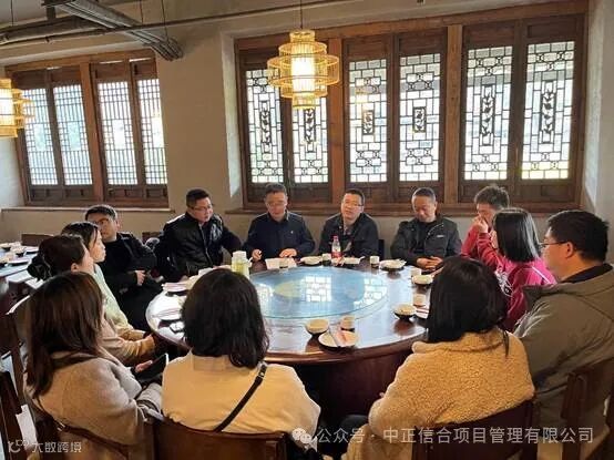 一群人坐在桌子前

AI 生成的内容可能不正确。