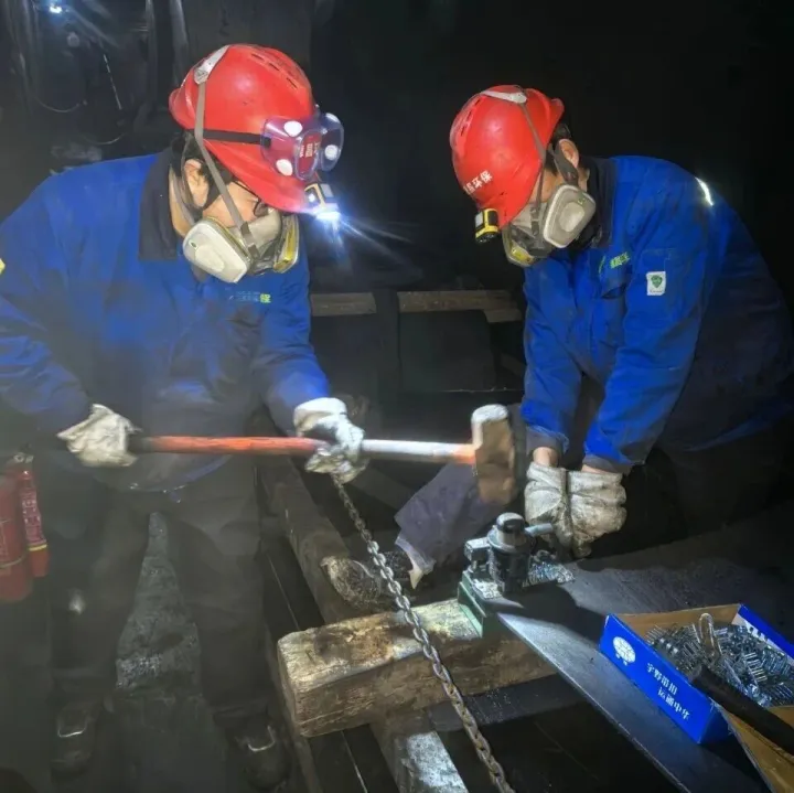 争分夺秒抢修忙 实干担当保生产 ——记德昌公司运维部郗战龙、鲁征紧急抢修渣廊皮带