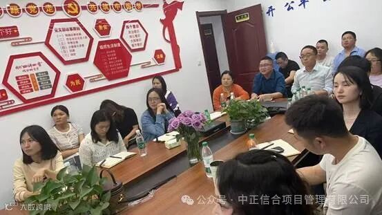 一群人坐在桌子前

AI 生成的内容可能不正确。