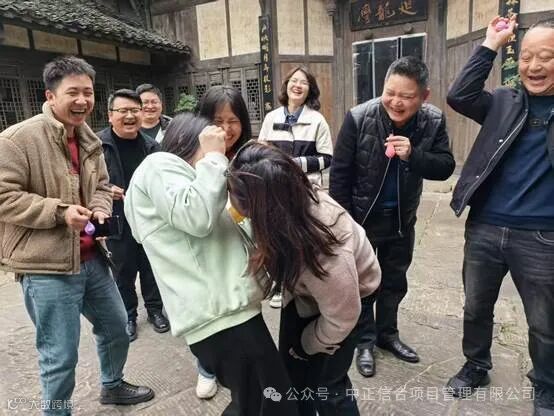 一群男人和女人站在街道上

AI 生成的内容可能不正确。