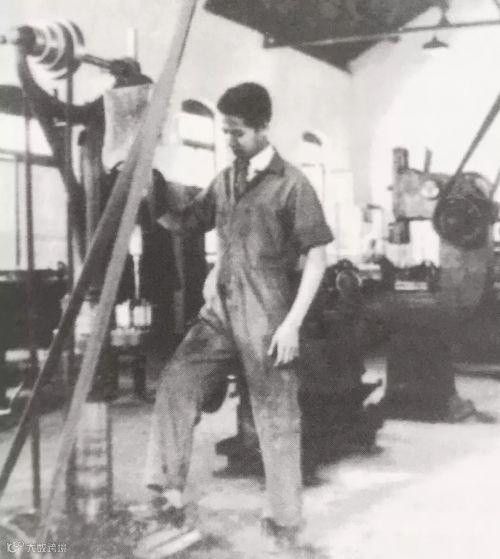 1936年,徐舜寿在清华实习工厂.jpg