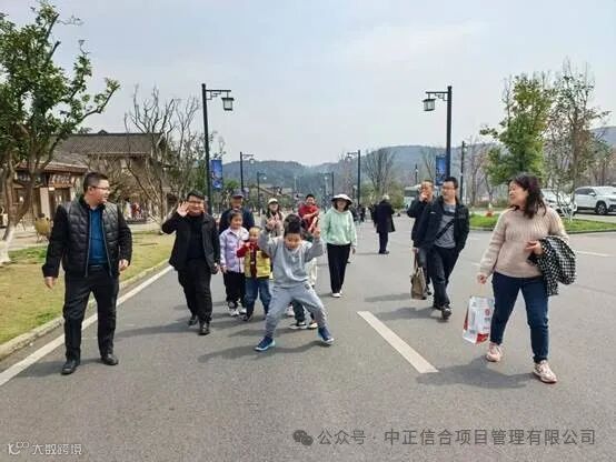 一群人走在路上

AI 生成的内容可能不正确。