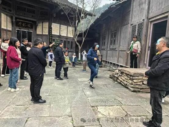 一群人在街道上行走

AI 生成的内容可能不正确。