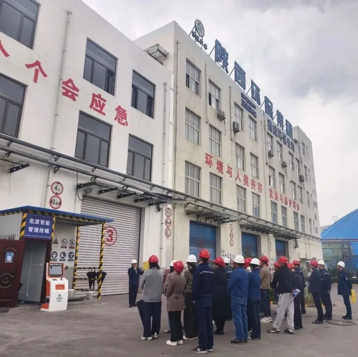 铜川市 30 余家企业赴德威公司观摩危废智能终端设备