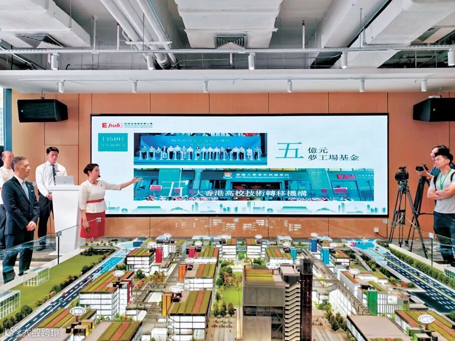 ●采访团成员在了解前海深港青年梦工场的「1510」新发展模式。