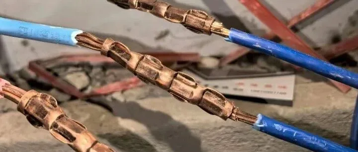 电工压了三根线，被开除了