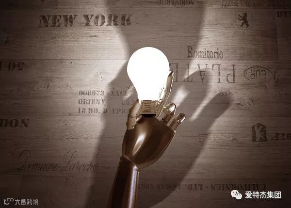 拿灯泡的科技手