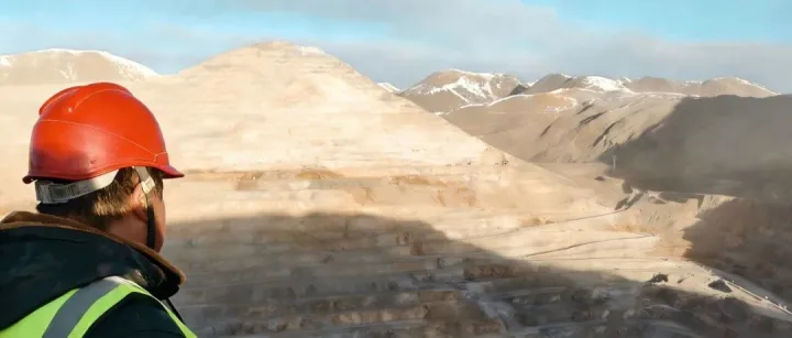 四千米高原書(shū)寫(xiě)“成遠(yuǎn)本色”——致敬成遠(yuǎn)精神！