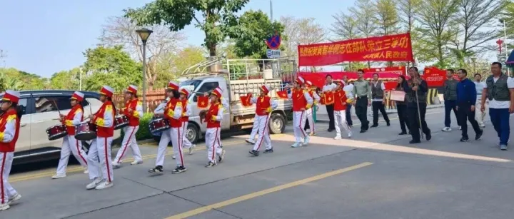 大家敲锣打鼓往东凤黄智华和陈烩友家里走，发生什么事了？