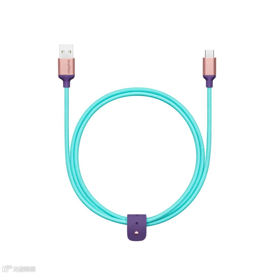 一米长的 mophie 240W USB-A 转 USB-C 充电线整齐卷绕，并用自带的硅胶束线带固定。