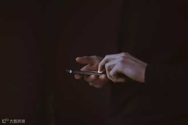 手持智能手机的剪影照片