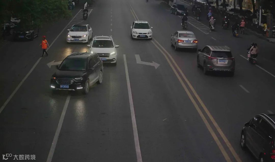 曝光台|开车“压实线”,看看都有谁......