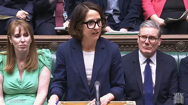 就业和养老金大臣 Liz Kendall 正在制定节省约 50 亿英镑的措施，因为担心螺旋式上升的成本是“不可持续的”