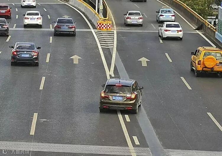 曝光台|开车“压实线”,看看都有谁......