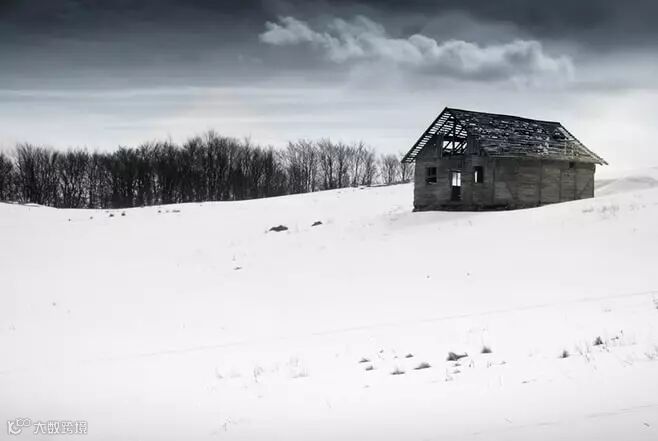 白色,雪,户外,谷仓,冬天,被遗弃,房子,树木,树木,森林,燃烧,山坡,斜坡,遥远,天空,黑暗,孤独,令人毛骨悚然,山脉,雪卡