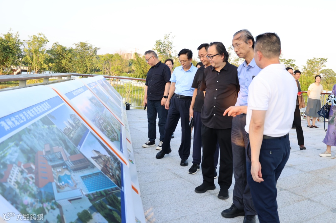 与会嘉宾实地考察漳州龙江岁月项目.png