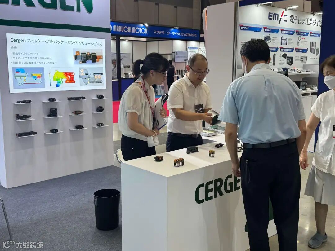 EMC产品经理和客户介绍产品