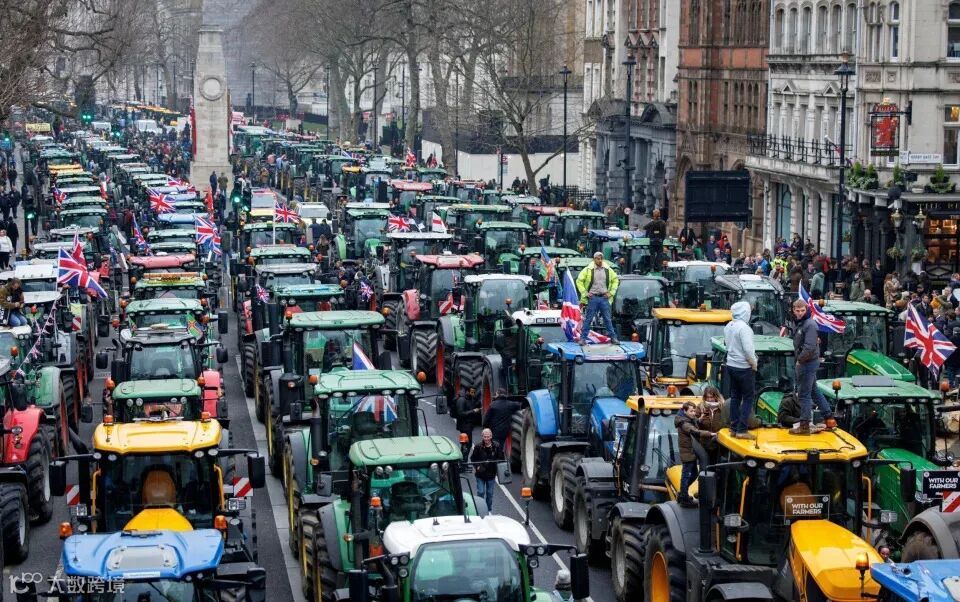 英国农民在抗议遗产税 （IHT） 规则的修改期间用他们的拖拉机堵住了白厅