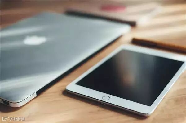 桌上的苹果平板电脑