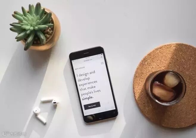 肉质、软木、垫子、饮料、冰、咖啡、可乐、耳芽、电话、手机、植物、白色、桌子、阳光、影子、锅、金、网站、手机、绿色