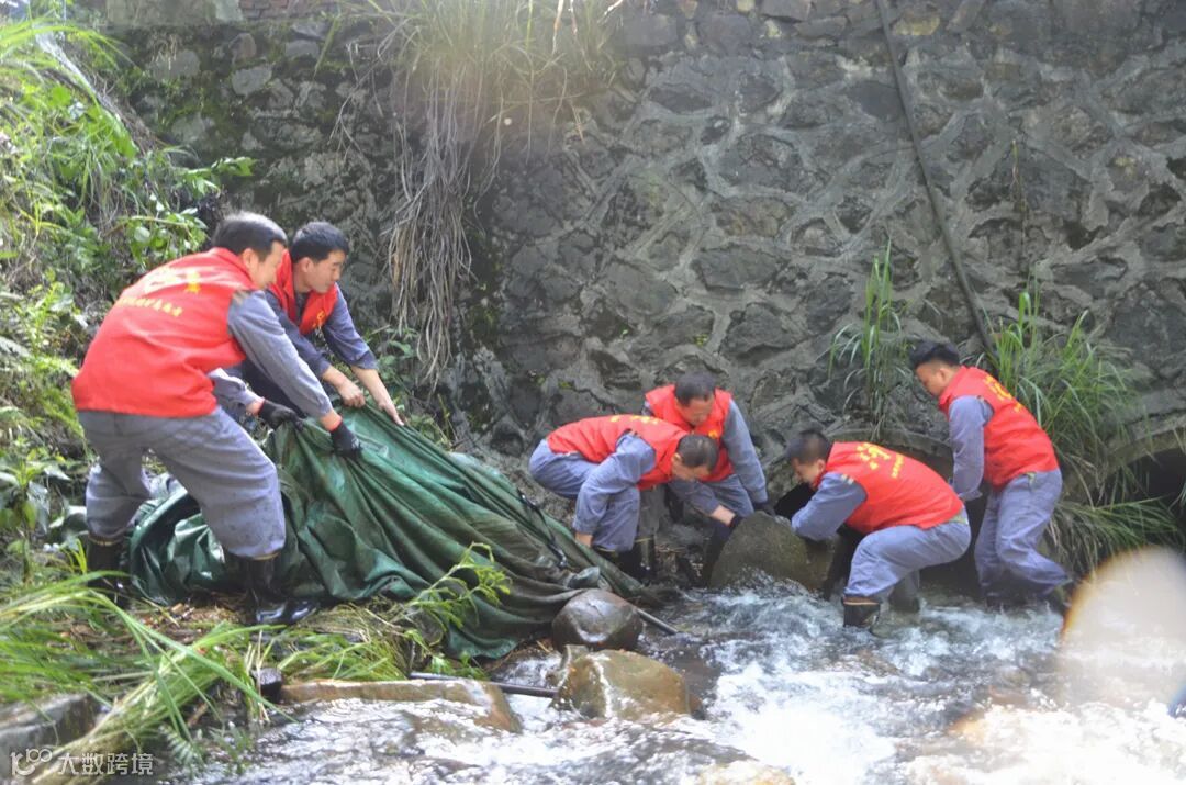 永安煤业 陈思洲 池坪芦坑煤矿对杂物堵塞涵洞进行清理2.jpg