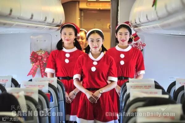 空乘化身圣诞姑娘 旅客获赠云南少数民族玩偶384315_