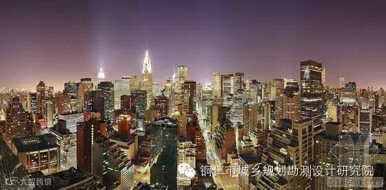 曼哈顿城市中心线的神奇全景图,左侧是帝国大厦,右侧则是克莱斯勒大厦