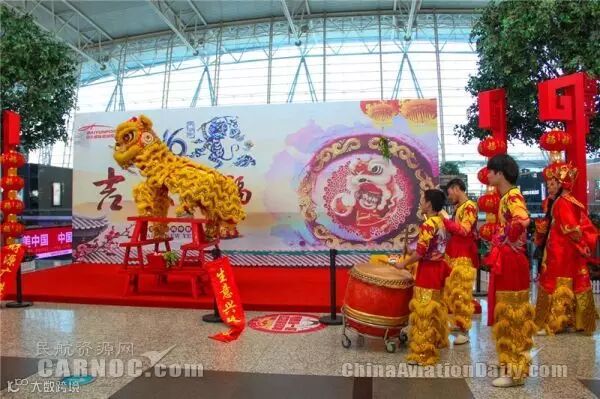 大年初一,白云机场舞狮献瑞迎新年