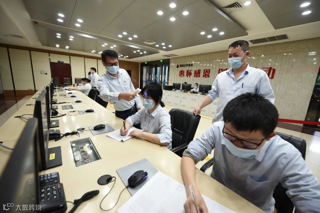 5-发挥党员示范岗作用,在班中党员对职工进行义务测量体温 (1).JPG