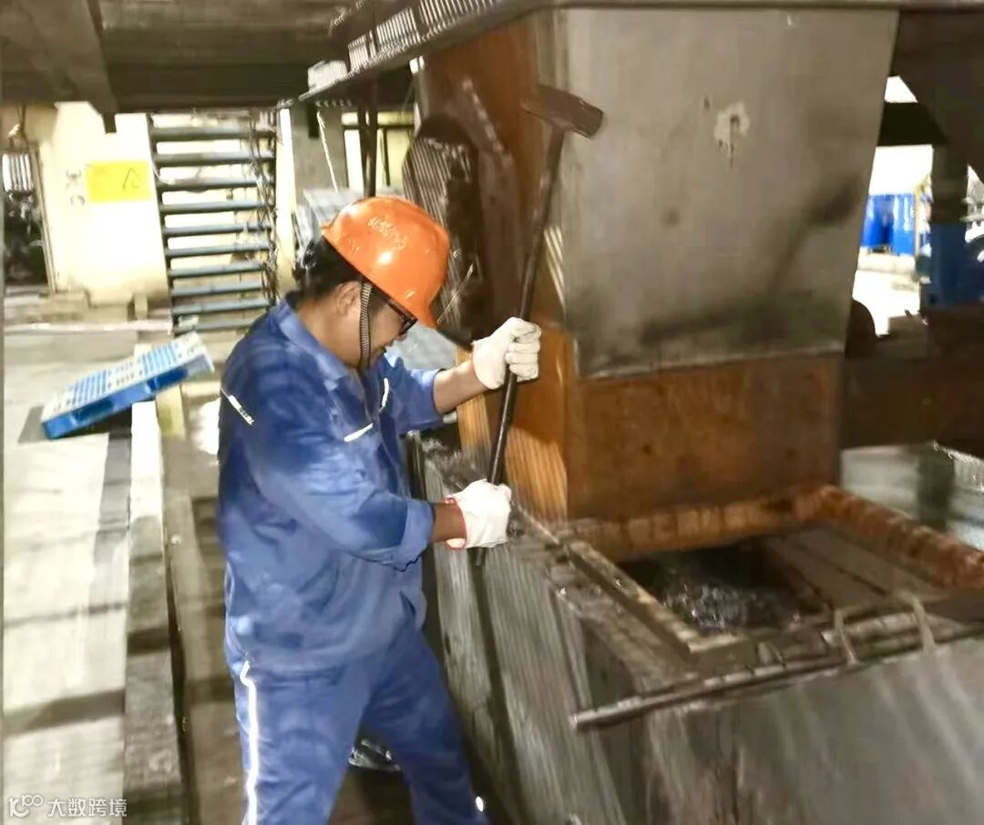 42+福化环保+时下秋分已至,但白天高温天气仍然迟迟没有“退场”,与高温天气同样高能的是 一线人员在现场热火朝天的繁忙景象。福州福化环保公司职工在清理下渣口结焦+余必超 (3).jpg