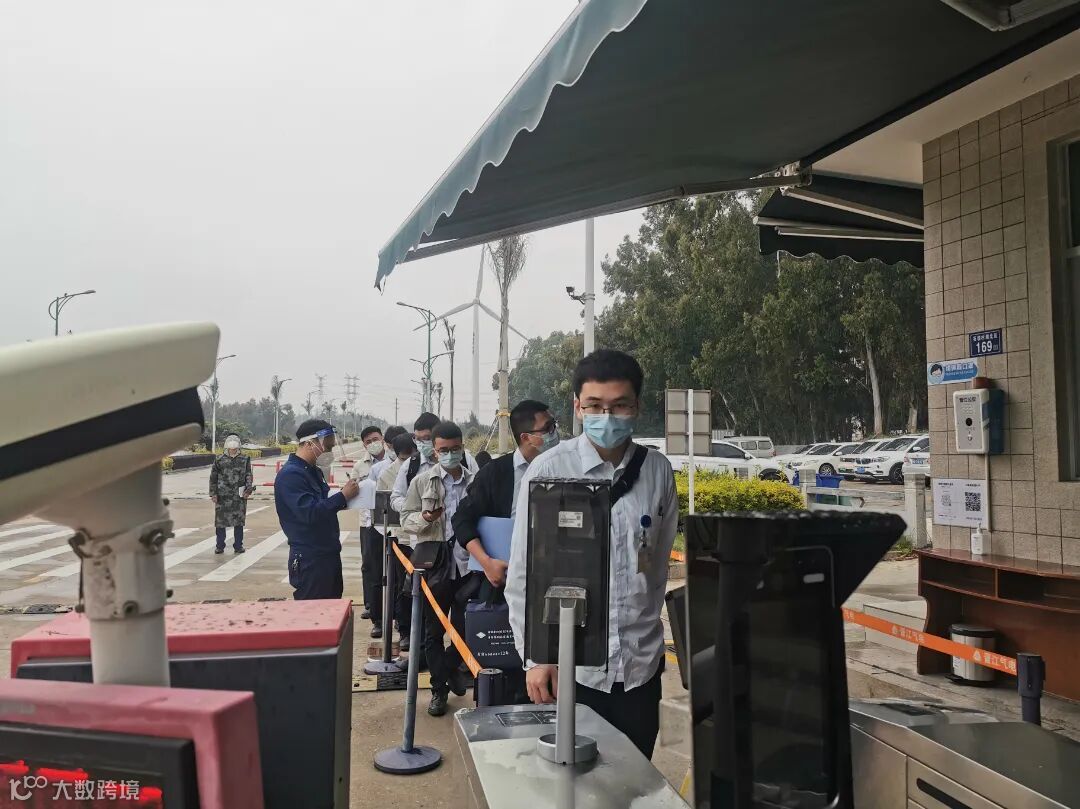 图2:图为晋江气电返岗员工完成“扫码登记”“一测三查”后有序入厂.jpg