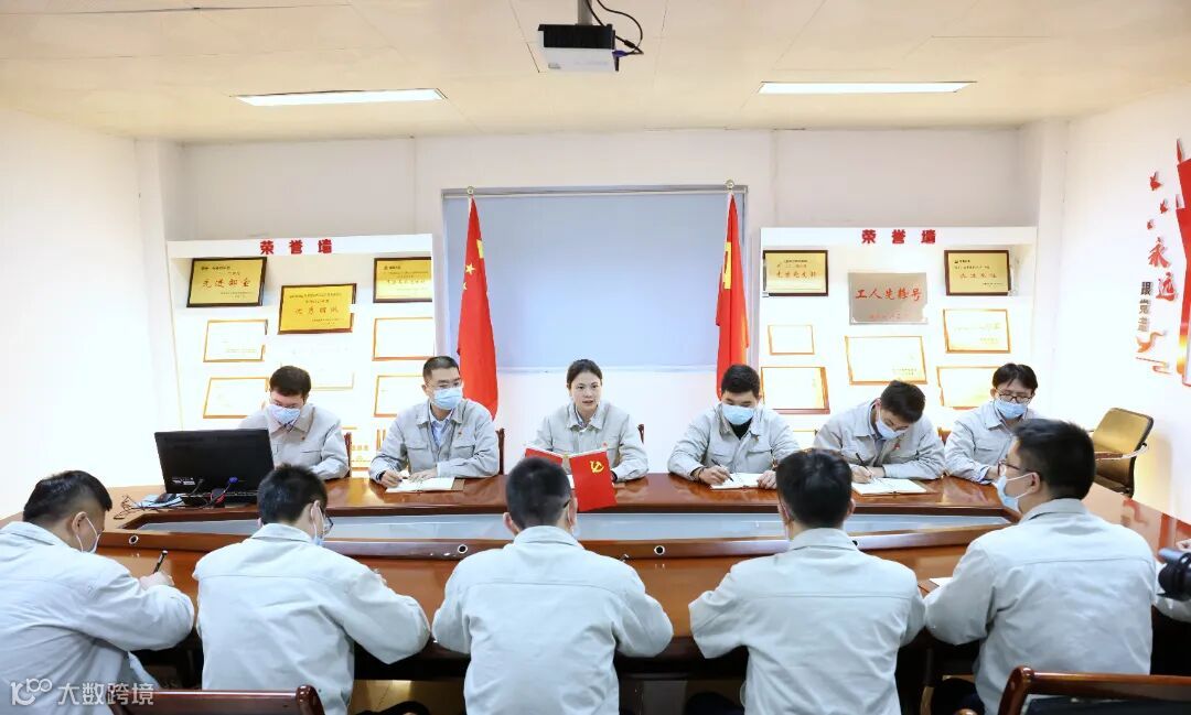 鸿山热电公司 刘寒婷 摄 图为陈梅向身边的党员、群众宣讲二十大精神.jpg