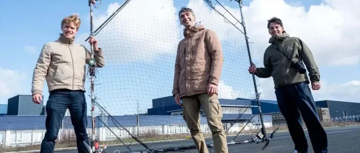 荷蘭Dremian展示攔截違規(guī)無人機(jī)的受控“飛行捕網(wǎng)”