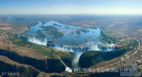 AirPano团队在赞比亚维多利亚瀑布抓拍到完美彩虹