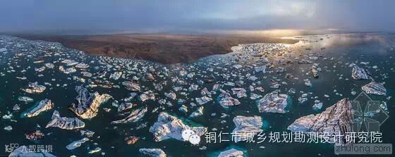 蔚蓝色的海洋上挤满了白色斑点,这个冰冻的冰岛是你从未见过的