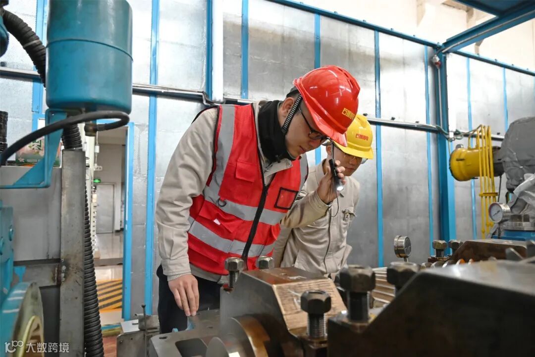 石狮热电——苏永洪——春节坚守抢工期 奋战首季开门红（汽机技术人员检查汽轮机齿轮设备） (2).jpg