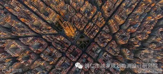 西班牙巴塞罗城市规划井然有序,照片中心位置是著名的圣家族大教堂