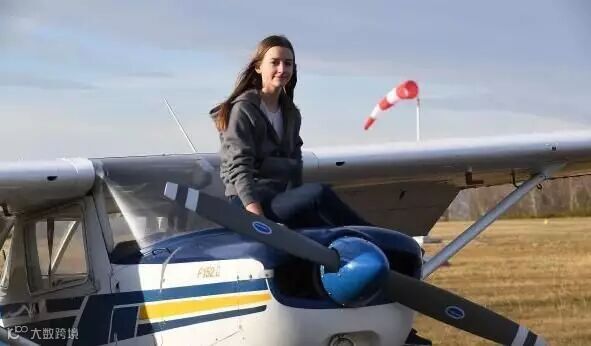 17岁法国女孩获私人飞行执照 成年龄最小飞行员395427_