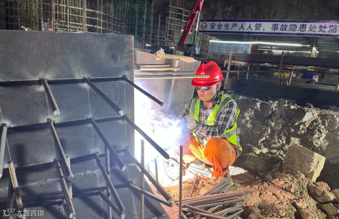 图为:项目建设人员坚守岗位 抢抓进度.jpg