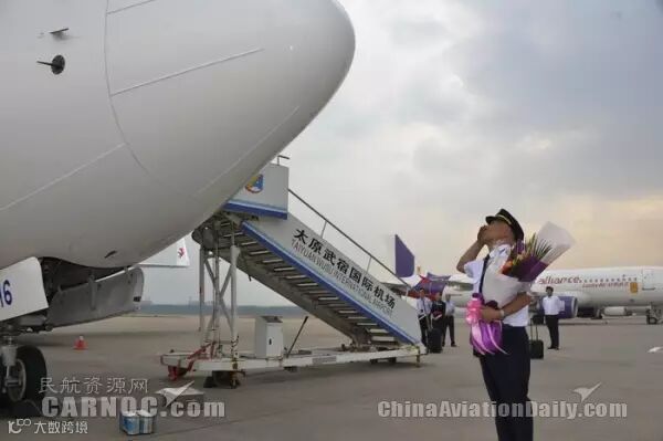 东航机长四十年翱翔云端荣退蓝天感真情417057_