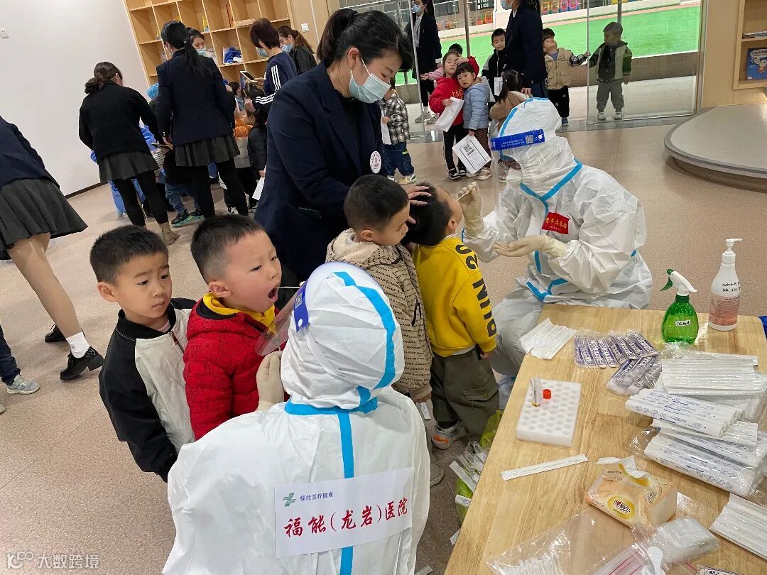 福能(龙岩)医院医务人员在幼儿园核酸采样.jpg