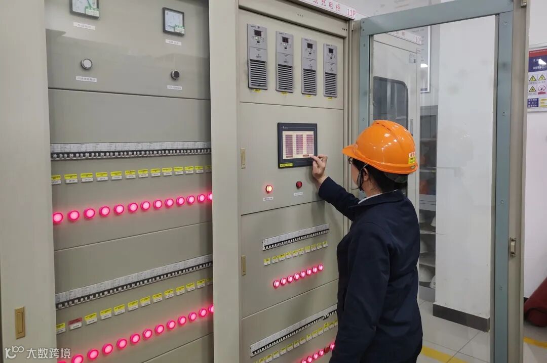 隆教风电场值班人员在查看直流系统运行参数.jpg