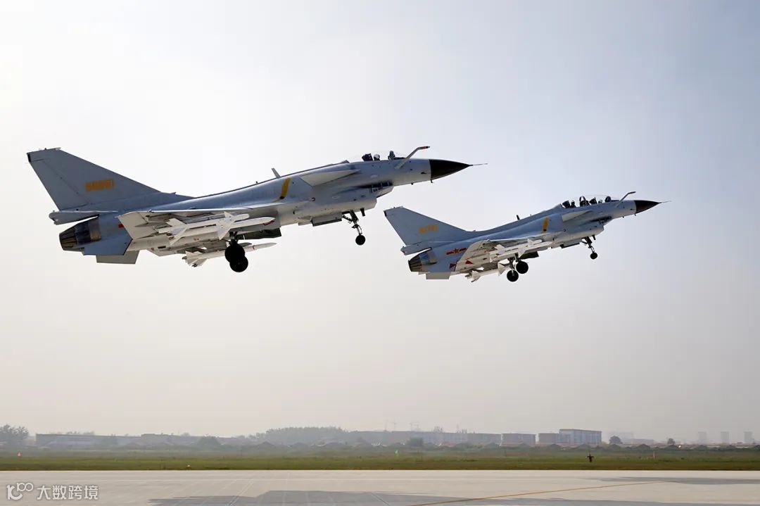 单座歼10、双座歼10S齐飞.jpg