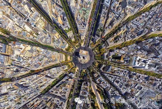 最初看这张照片可能让人觉得困惑,但实际上它是从顶部拍摄的巴黎凯旋门